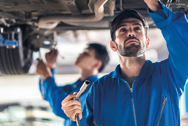 Mécaniciens en bleu de travail