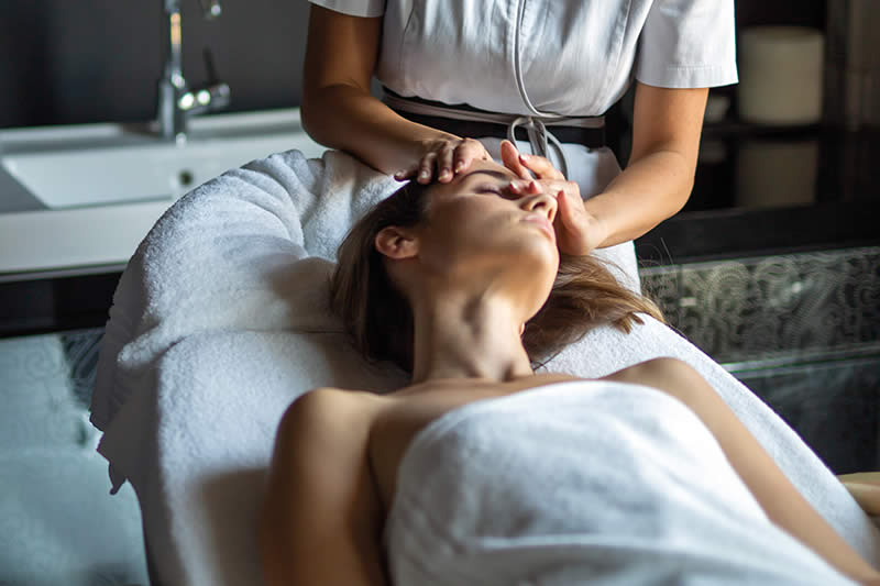 Personne recevant un soin sur une serviette